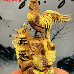 Gia đình gà gỗ hương ta ôm đá.