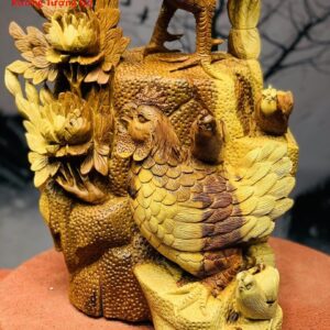 Gia đình gà gỗ hương ta ôm đá.