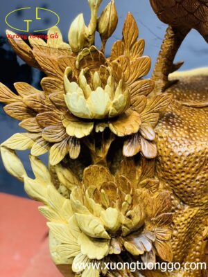Gia đình gà gỗ hương ta ôm đá.