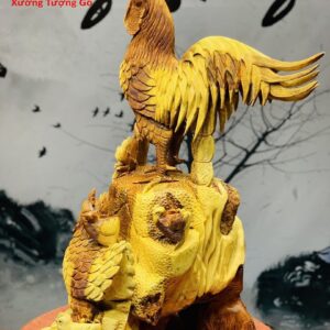 Gia đình gà gỗ hương ta ôm đá.