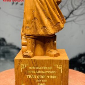 Hưng Đạo Đại vương Trần Quốc Tuấn gỗ hương.