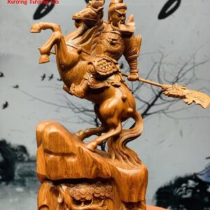 Quan Công cưỡi ngựa gỗ hương.