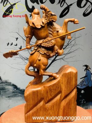 Quan Công cưỡi ngựa gỗ hương.