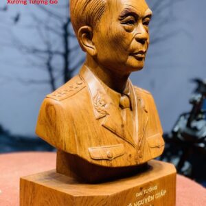 Đại tướng Võ Nguyên Giáp gỗ hương.