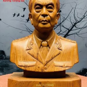 Đại tướng Võ Nguyên Giáp gỗ hương.