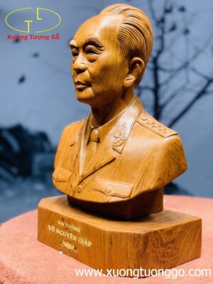 Đại tướng Võ Nguyên Giáp gỗ hương.