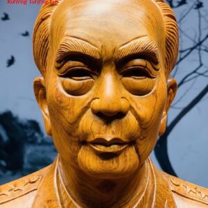 Đại tướng Võ Nguyên Giáp gỗ hương.