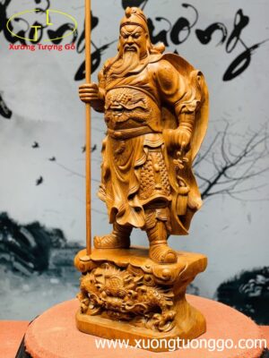 Quan công cầm đao gỗ hương.