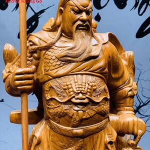 Quan công cầm đao gỗ hương.