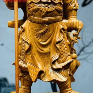 Quan công cầm đao gỗ hương.