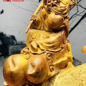 Ông thọ ôm đá gỗ hương.