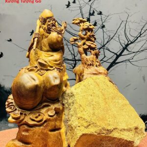 Ông thọ ôm đá gỗ hương.