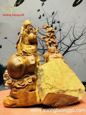Ông thọ ôm đá gỗ hương.