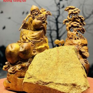 Ông thọ ôm đá gỗ hương.
