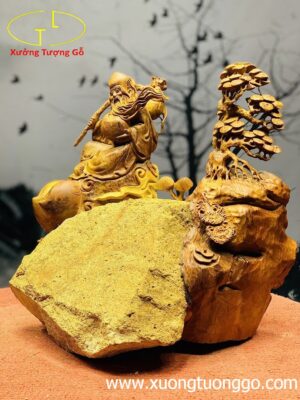 Ông thọ ôm đá gỗ hương.