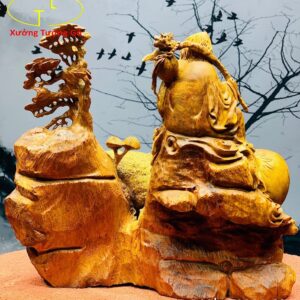 Ông thọ ôm đá gỗ hương.