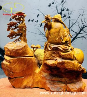 Ông thọ ôm đá gỗ hương.
