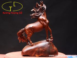 Độc Mã đứng bao tiền gỗ hương