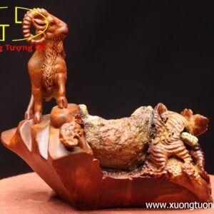 Dê ôm đá gỗ hương.