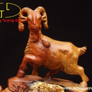 Dê ôm đá gỗ hương.