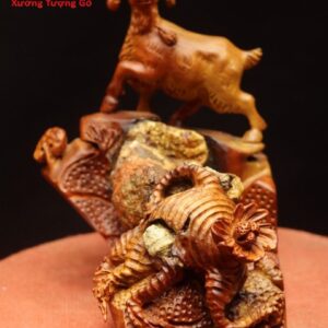 Dê ôm đá gỗ hương.