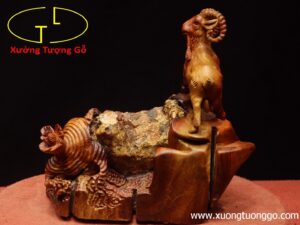 Dê ôm đá gỗ hương.