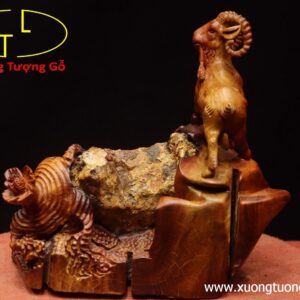 Dê ôm đá gỗ hương.