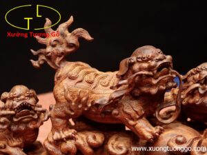Tam nghê vờn ngọc.
