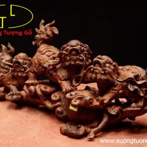 Tam nghê vờn ngọc.