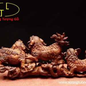 Tam nghê vờn ngọc.
