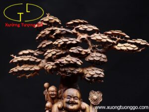 Di Lặc ngũ phúc cầm gậy như ý đứng tùng gỗ sưa.