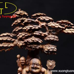 Di Lặc ngũ phúc cầm gậy như ý đứng tùng gỗ sưa.
