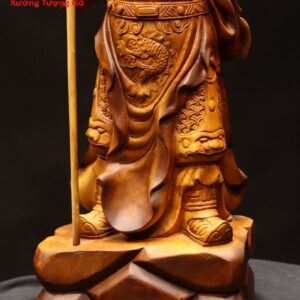 Quan Công chống đao gỗ bách xanh.