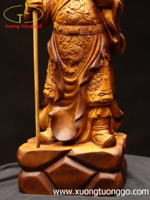 Quan Công chống đao gỗ bách xanh.
