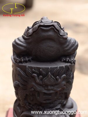 Thiềm thừ đứng trống gỗ trắc đen.