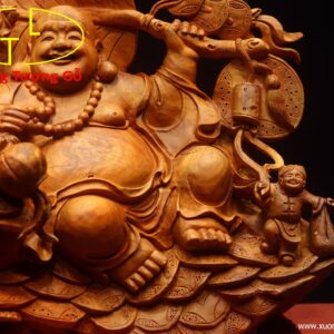 Di Lặc tam tiểu vác lá gỗ hương.