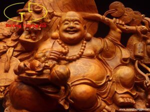 Di Lặc tam tiểu vác lá gỗ hương.