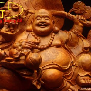 Di Lặc tam tiểu vác lá gỗ hương.