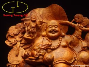 Di Lặc tam tiểu vác lá gỗ hương.