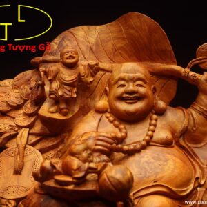 Di Lặc tam tiểu vác lá gỗ hương.