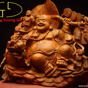 Di Lặc tam tiểu vác lá gỗ hương.