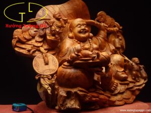 Di Lặc tam tiểu vác lá gỗ hương.