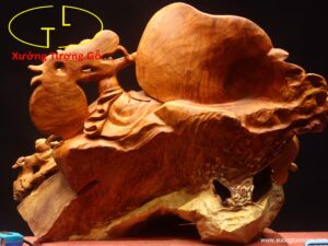 Di Lặc tam tiểu vác lá gỗ hương.