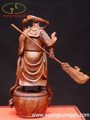 Quan Công đứng trống gỗ sưa.