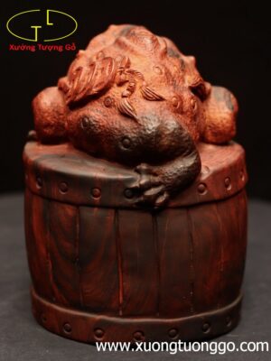 Thiềm thừ đứng trống gỗ trắc đỏ đen.