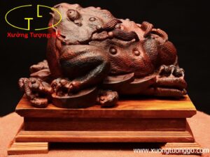 Thiềm thừ gỗ trắc đỏ.
