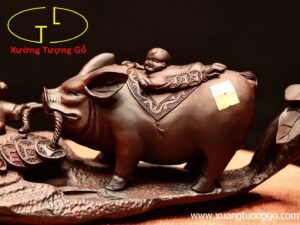 Nhị tiểu dắt heo gỗ trắc