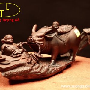 Nhị tiểu dắt heo gỗ trắc