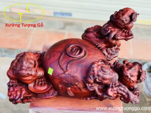 Ngũ cóc trấn chum gỗ trắc đỏ đen.