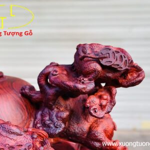 Ngũ cóc trấn chum gỗ trắc đỏ đen.